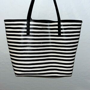 Kate spade black-and-white reversible tote bag with detachable wristlet wallet.
